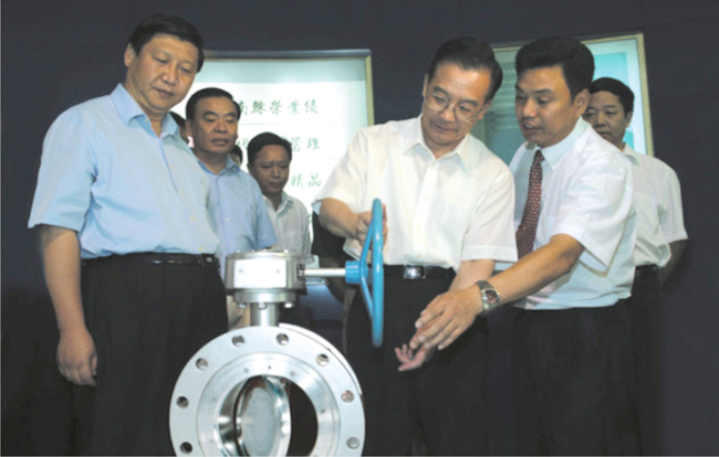 2004年8月28日,原国务院总理温家宝视察中国江南阀门公司,并亲自操作样机,赞赏江南阀门滴油不漏。
