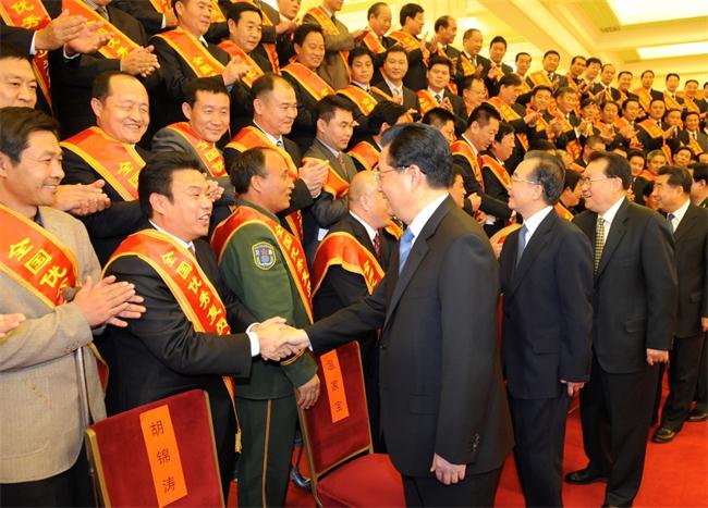 2009年11月25日,胡锦涛、温家宝等中央领导亲切会见受表彰的全国优秀复员退伍军人黄作兴董事长并亲切握手。